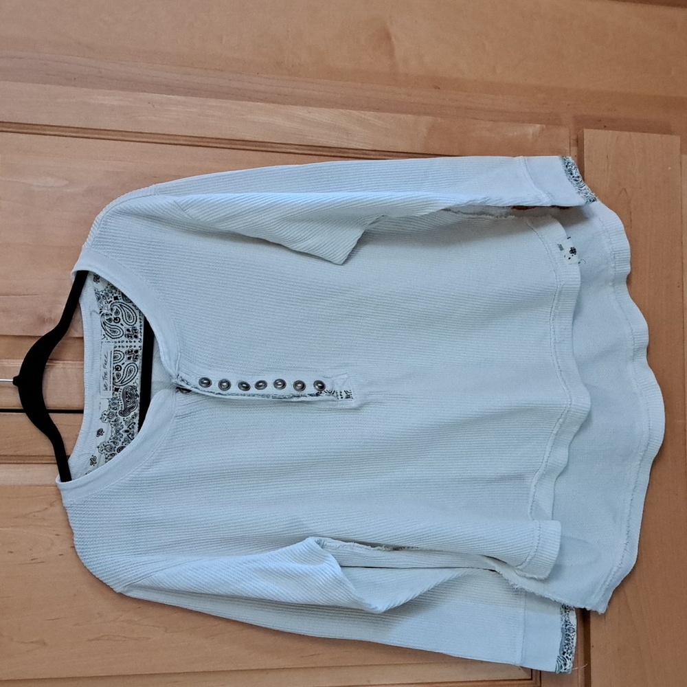 WOMAN'S FREE PEOPLE PULLOVER WHITE/CREAM COLOR SIZE SMALL LONGSLEEVED.